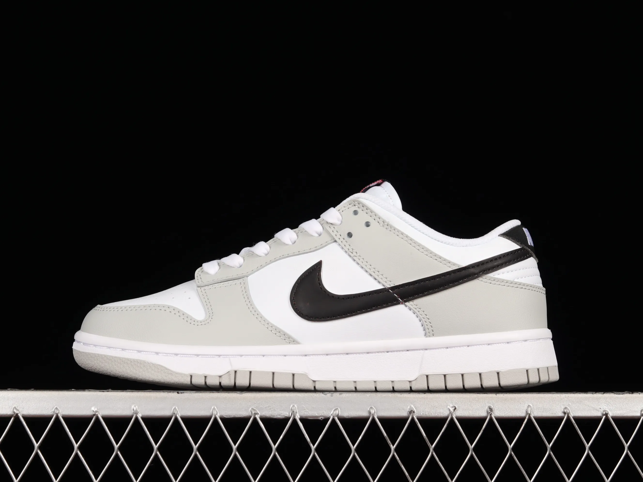 All Categories Nk SB Dunk Series Nk SB Dunk Low Low-top sneakers Pure original version Nk Dunk SB Low Gray white and black scratch-off SB low-top sports and leisure sneakers DR9654-001